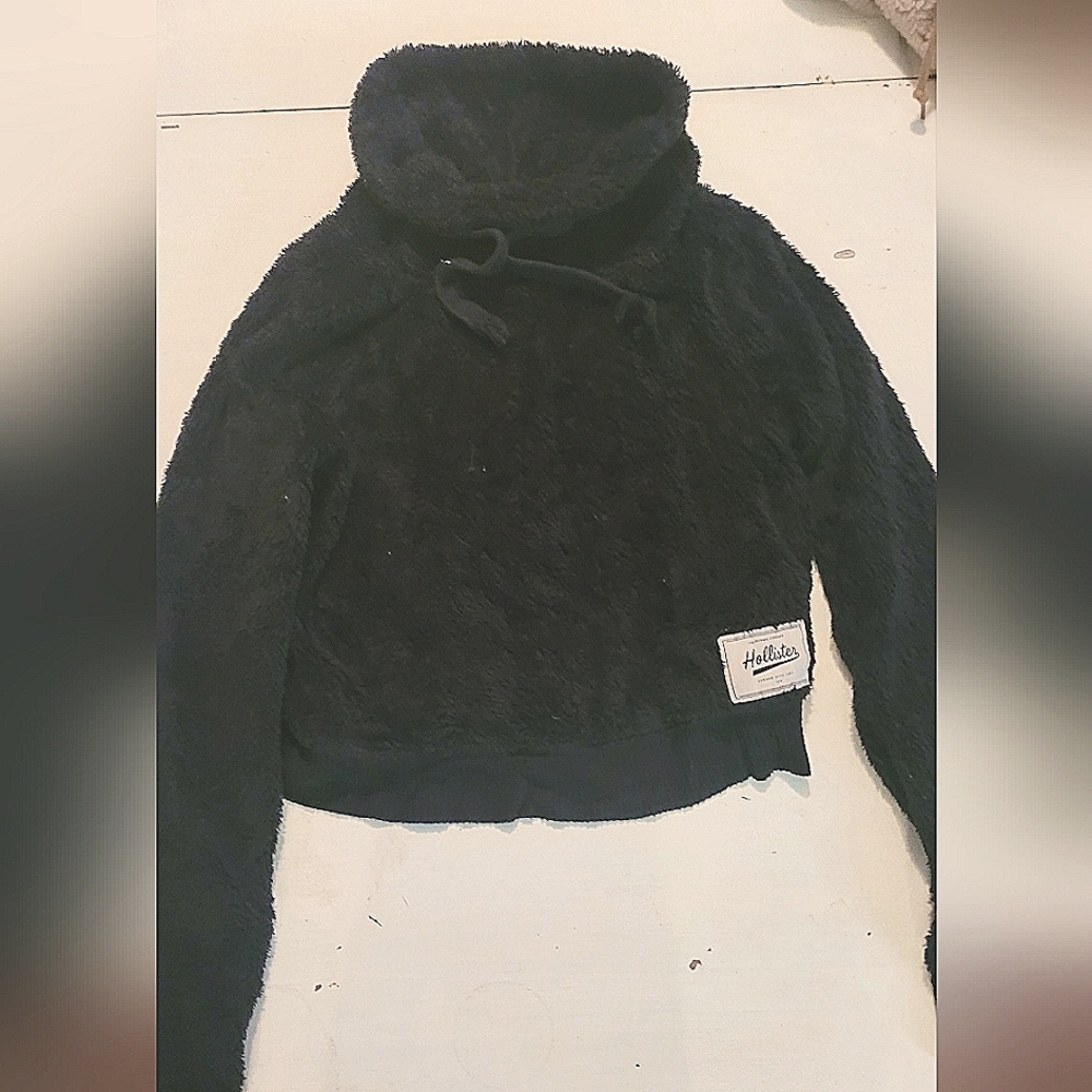 Fuzzy black crop sweatshirt.size small